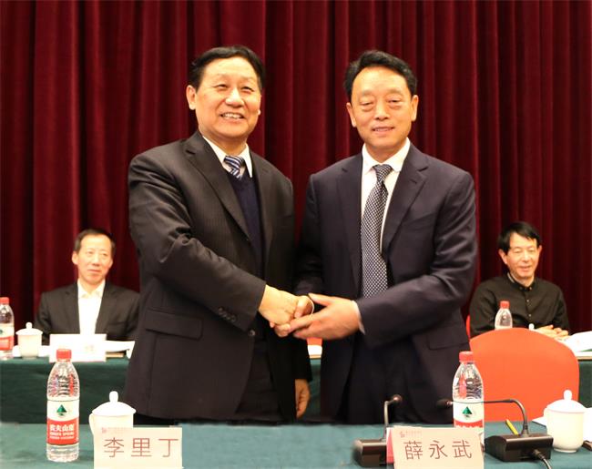 3--新老两届理事长薛永武(右)、李里丁(左)在大会上亲切握手。.jpg